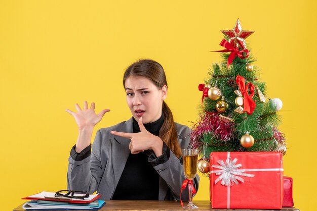 クリスマスのポーズをとる表現力豊かな若い女性