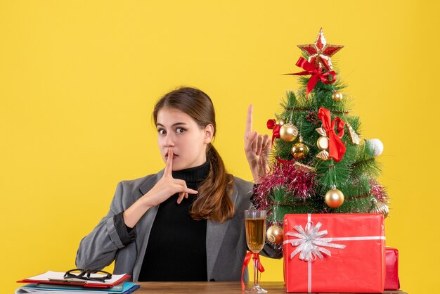 クリスマスのポーズをとる表現力豊かな若い女性