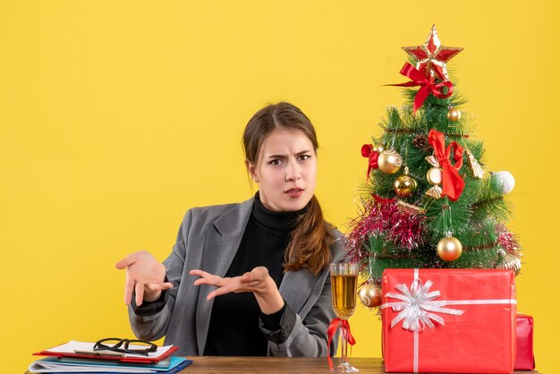 クリスマスのポーズをとる表現力豊かな若い女性