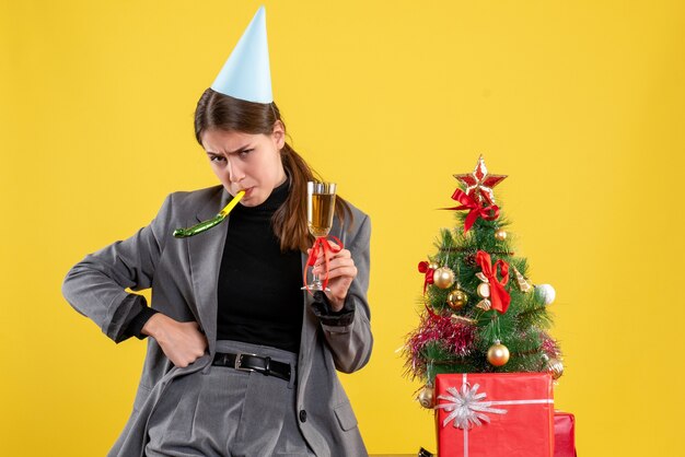 クリスマスのポーズをとる表現力豊かな若い女性