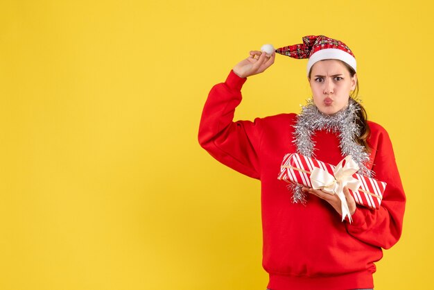 クリスマスのポーズをとる表現力豊かな若い女性