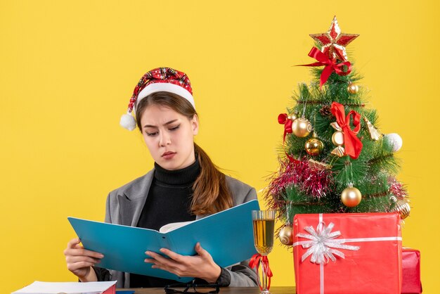 クリスマスのポーズをとる表現力豊かな若い女性