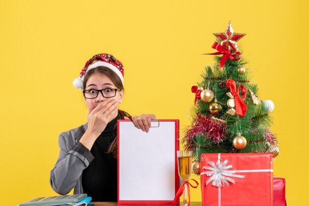 クリスマスのポーズをとる表現力豊かな若い女性