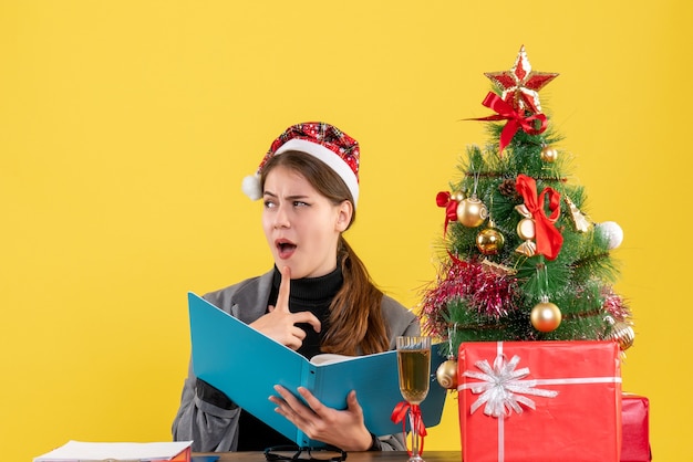 Free photo expressive young woman posing for christmas