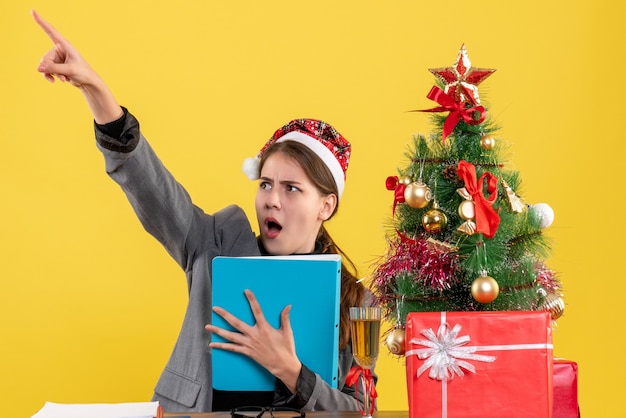 Giovane donna espressiva in posa per il natale