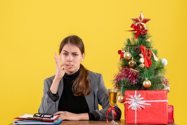 クリスマスのポーズをとる表現力豊かな若い女性