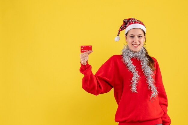 クリスマスのポーズをとる表現力豊かな若い女性