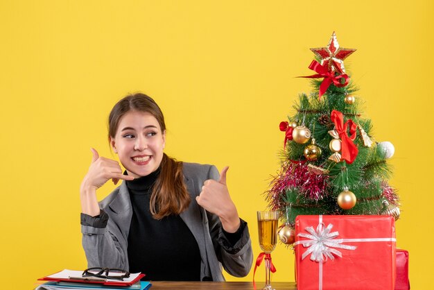 クリスマスのポーズをとる表現力豊かな若い女性