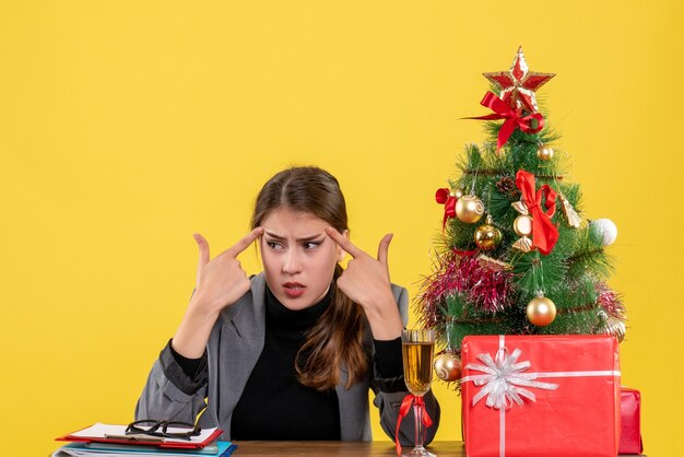 クリスマスのポーズをとる表現力豊かな若い女性