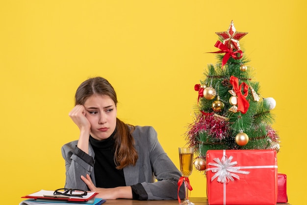 Giovane donna espressiva in posa per il natale