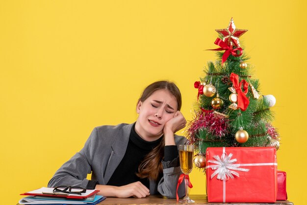 クリスマスのポーズをとる表現力豊かな若い女性