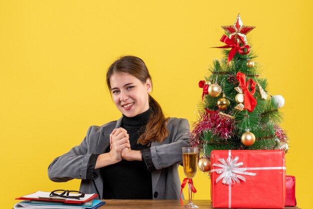 クリスマスのポーズをとる表現力豊かな若い女性