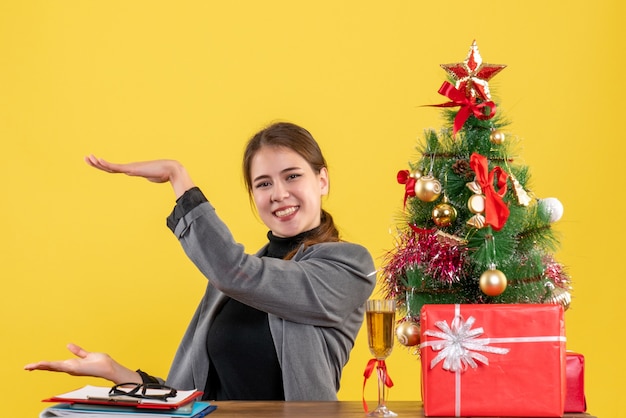 クリスマスのポーズをとる表現力豊かな若い女性