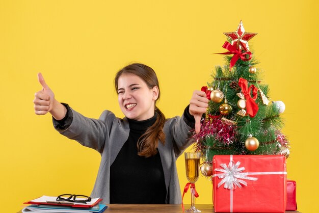 Giovane donna espressiva in posa per il natale