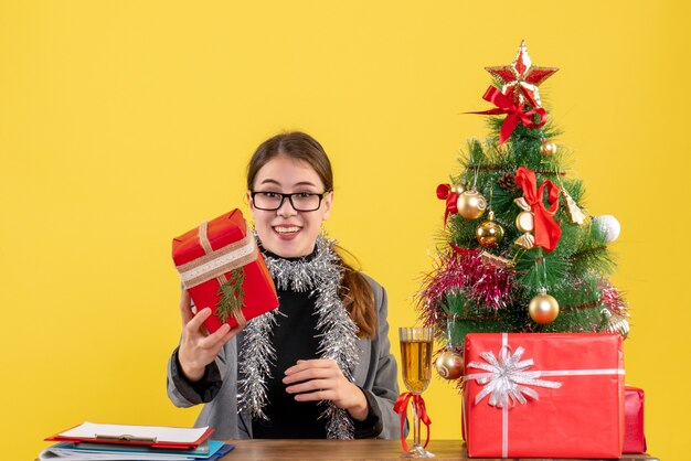 クリスマスのポーズをとる表現力豊かな若い女性