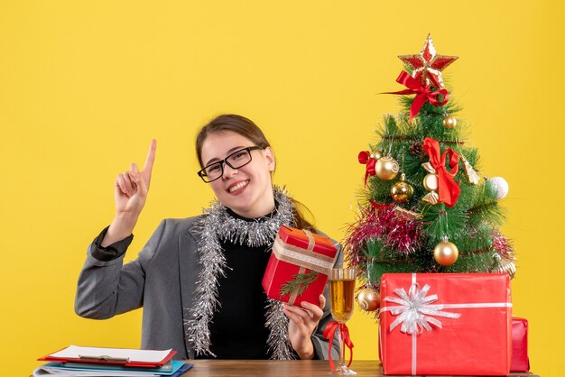 クリスマスのポーズをとる表現力豊かな若い女性