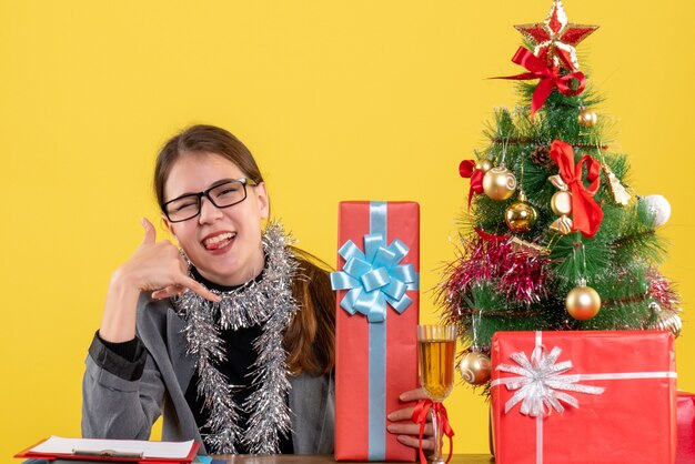 クリスマスのポーズをとる表現力豊かな若い女性