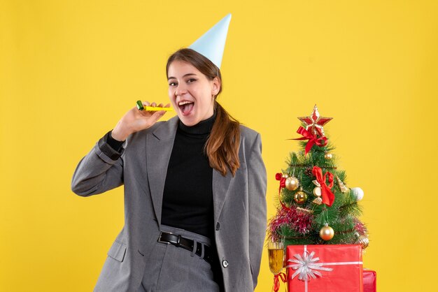 クリスマスのポーズをとる表現力豊かな若い女性