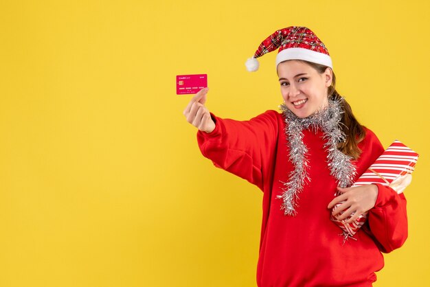 クリスマスのポーズをとる表現力豊かな若い女性