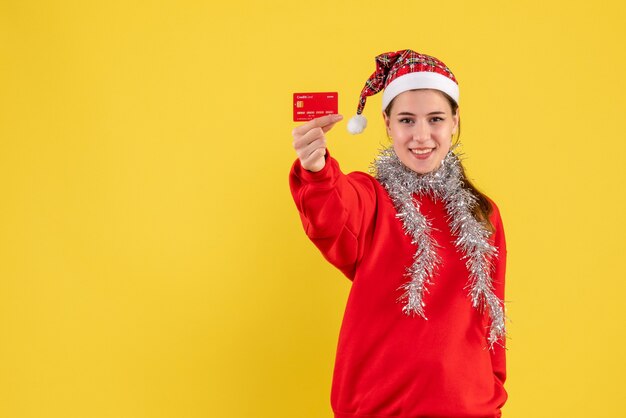 クリスマスのポーズをとる表現力豊かな若い女性