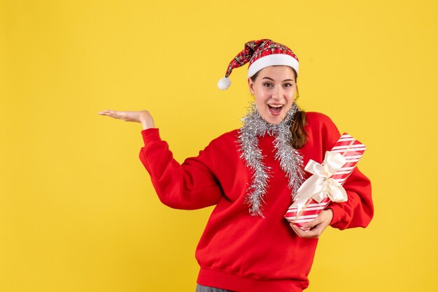 クリスマスのポーズをとる表現力豊かな若い女性