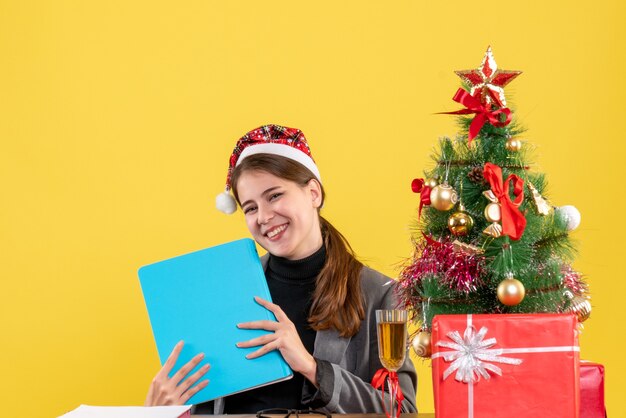 クリスマスのポーズをとる表現力豊かな若い女性