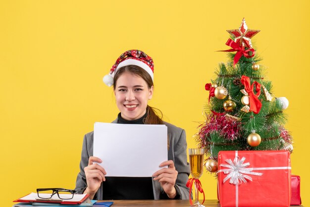 クリスマスのポーズをとる表現力豊かな若い女性