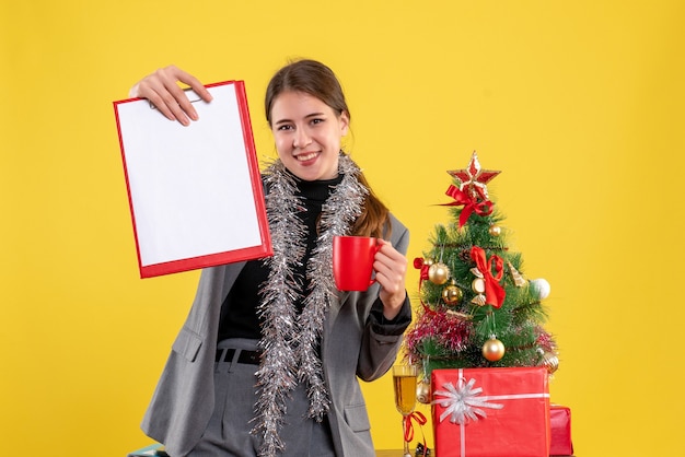 クリスマスのポーズをとる表現力豊かな若い女性