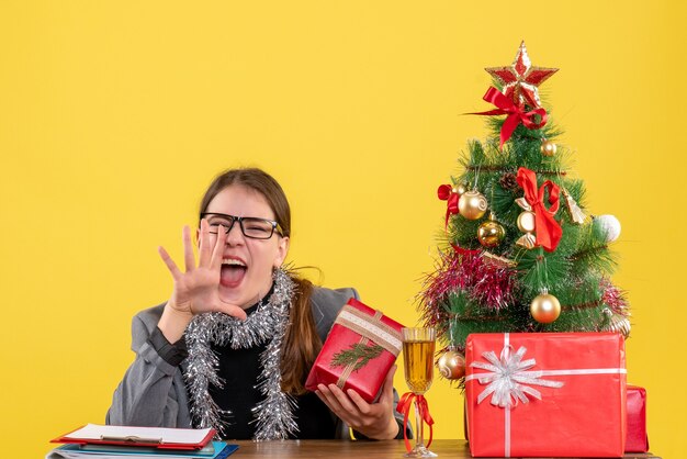 クリスマスのポーズをとる表現力豊かな若い女性