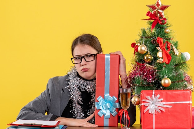 クリスマスのポーズをとる表現力豊かな若い女性