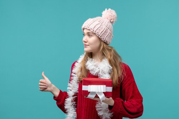 Бесплатное фото Выразительная молодая женщина позирует для зимних каникул