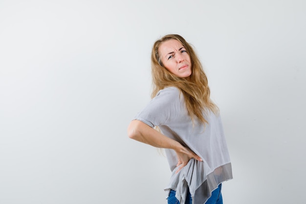 무료 사진 스튜디오에서 포즈를 취하는 표현 젊은 여자
