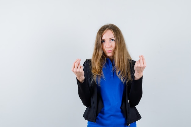 Giovane donna espressiva che posa nello studio