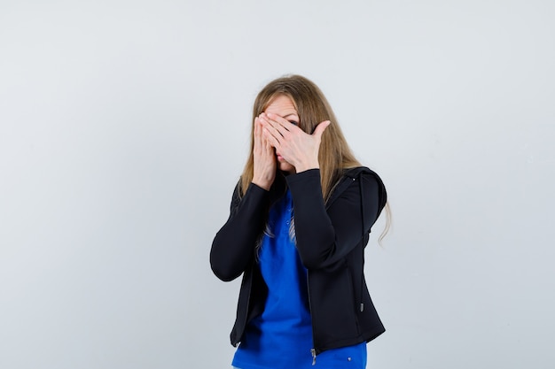 Giovane donna espressiva che posa nello studio