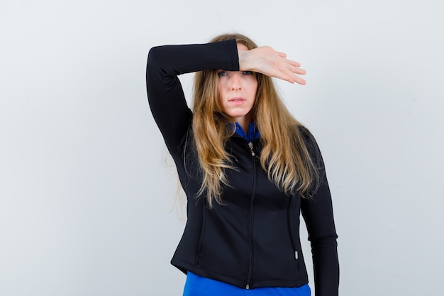 Free photo expressive young woman posing in the studio