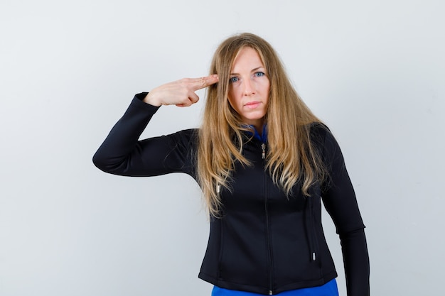 Free photo expressive young woman posing in the studio