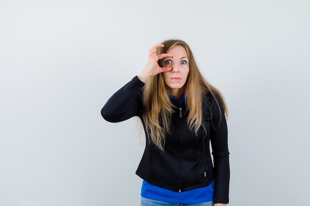 Free photo expressive young woman posing in the studio