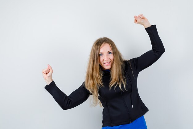 Free photo expressive young woman posing in the studio