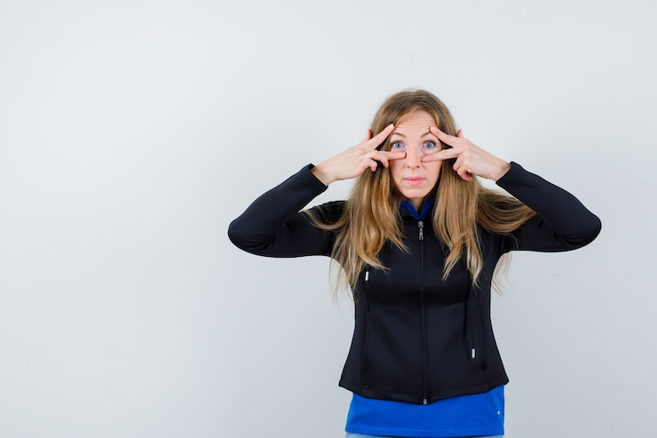 Free Photo expressive young woman posing in the studio
