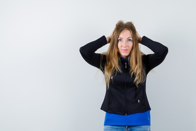 Free photo expressive young woman posing in the studio