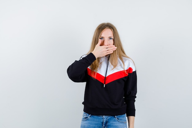 Free photo expressive young woman posing in the studio