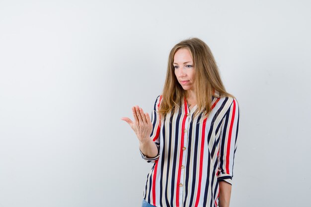 Free photo expressive young woman posing in the studio