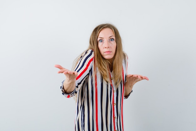 Free photo expressive young woman posing in the studio