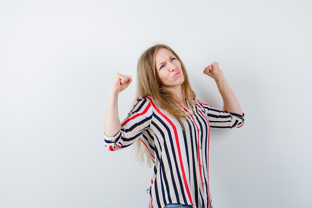 Free photo expressive young woman posing in the studio