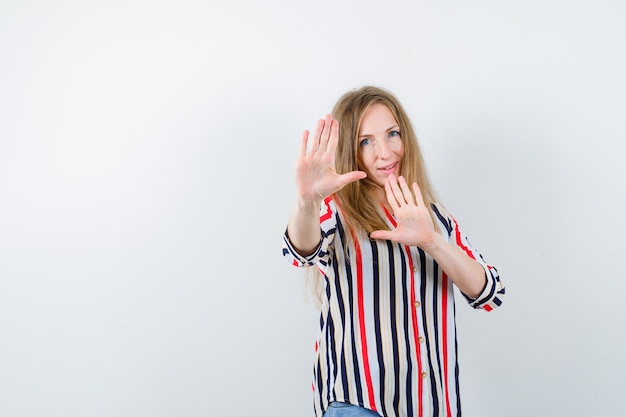 Giovane donna espressiva che posa nello studio