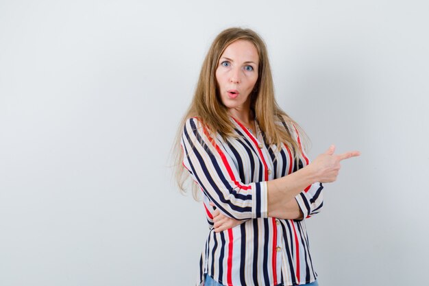 Free photo expressive young woman posing in the studio