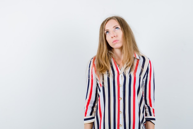 Free photo expressive young woman posing in the studio