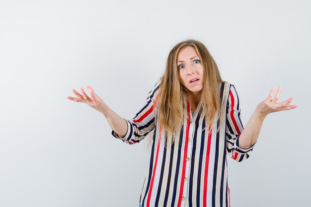 Free photo expressive young woman posing in the studio