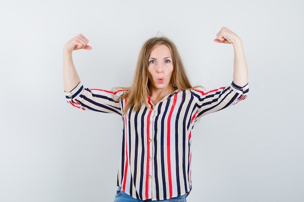 Free photo expressive young woman posing in the studio