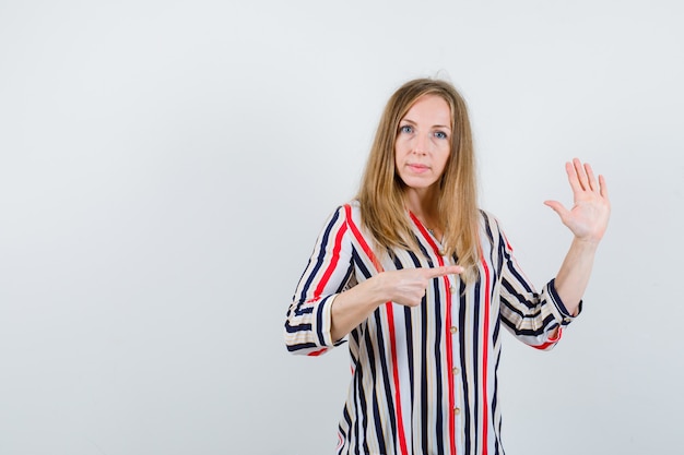 Free photo expressive young woman posing in the studio